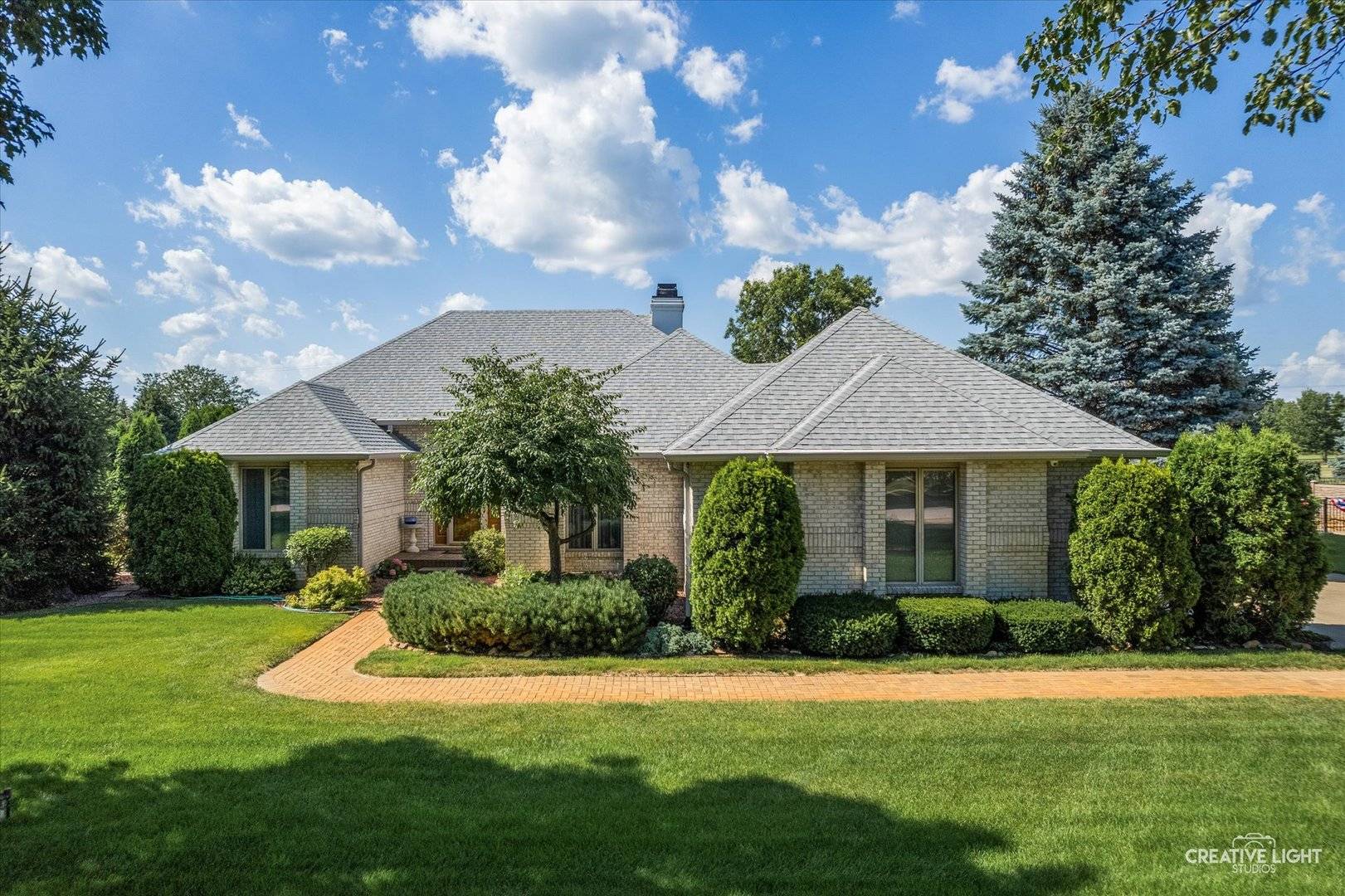 63 N Royal Oaks DR, Bristol, IL 60512