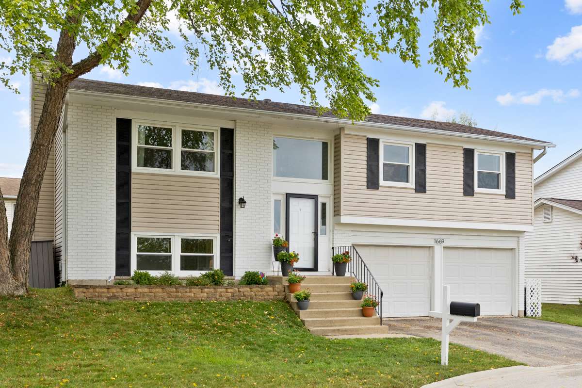 1669 W Bayside CT, Hoffman Estates, IL 60192