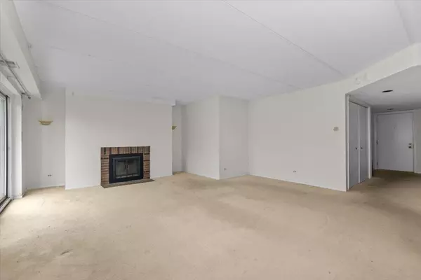 Highland Park, IL 60035,2086 Saint Johns AVE #306