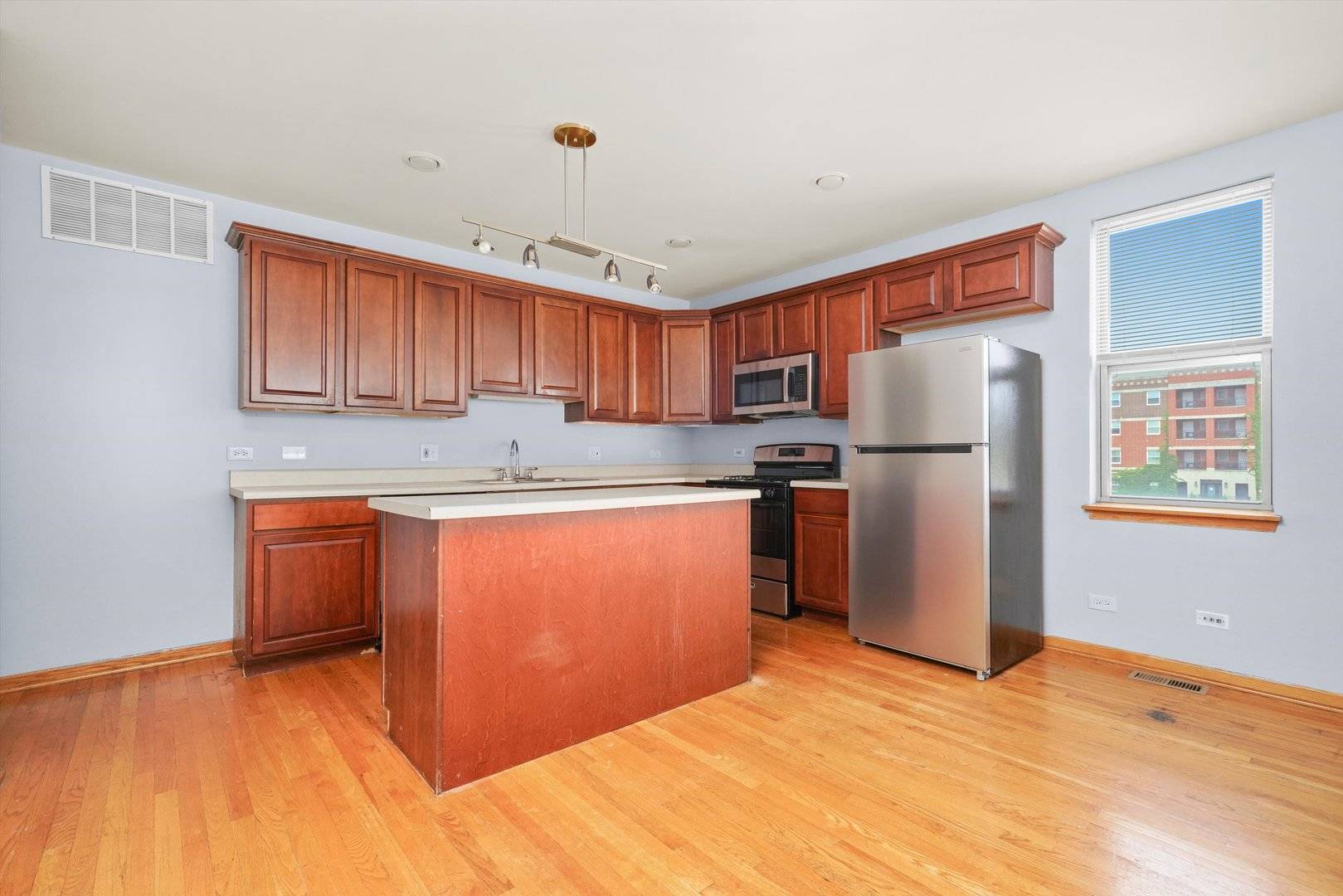 Chicago, IL 60637,6220 S KENWOOD AVE #2N
