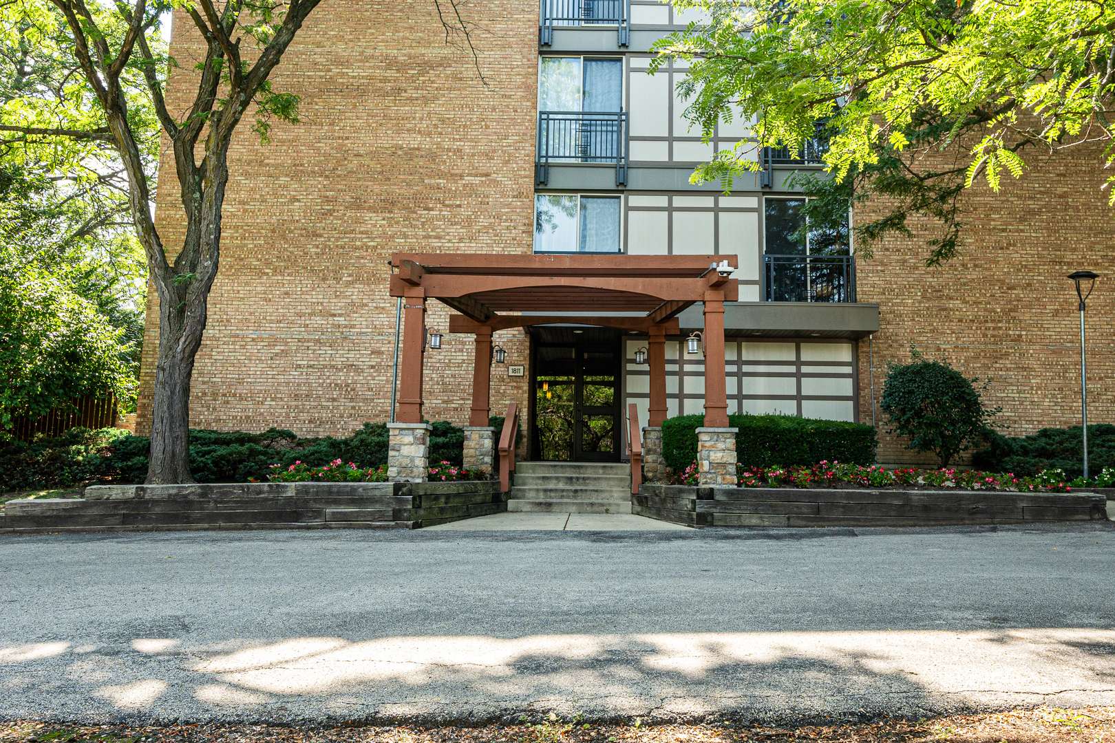 1811 Four Lakes AVE #1H, Lisle, IL 60532