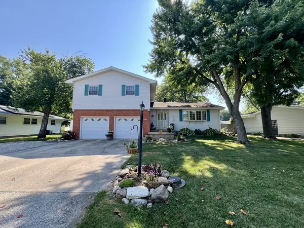 17 Park DR, Villa Grove, IL 61956