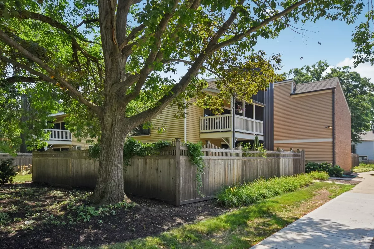 Wheaton, IL 60189,1521 S County Farm RD #2-2