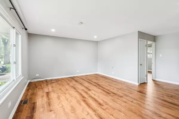Wheeling, IL 60090,404 Virginia PL