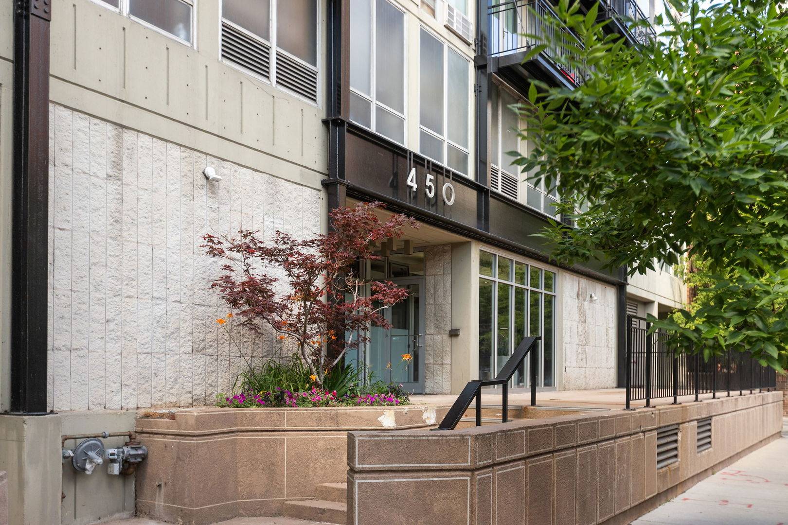 450 W Briar PL #13C, Chicago, IL 60657