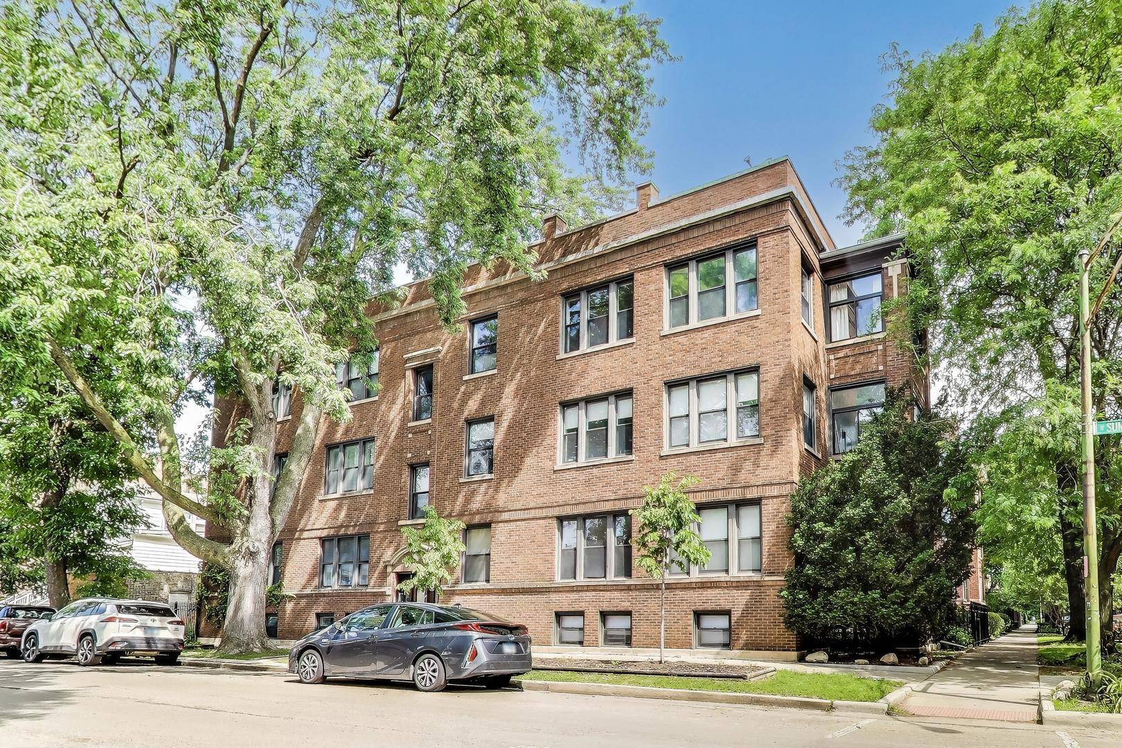Chicago, IL 60640,1702 W SUMMERDALE AVE #G