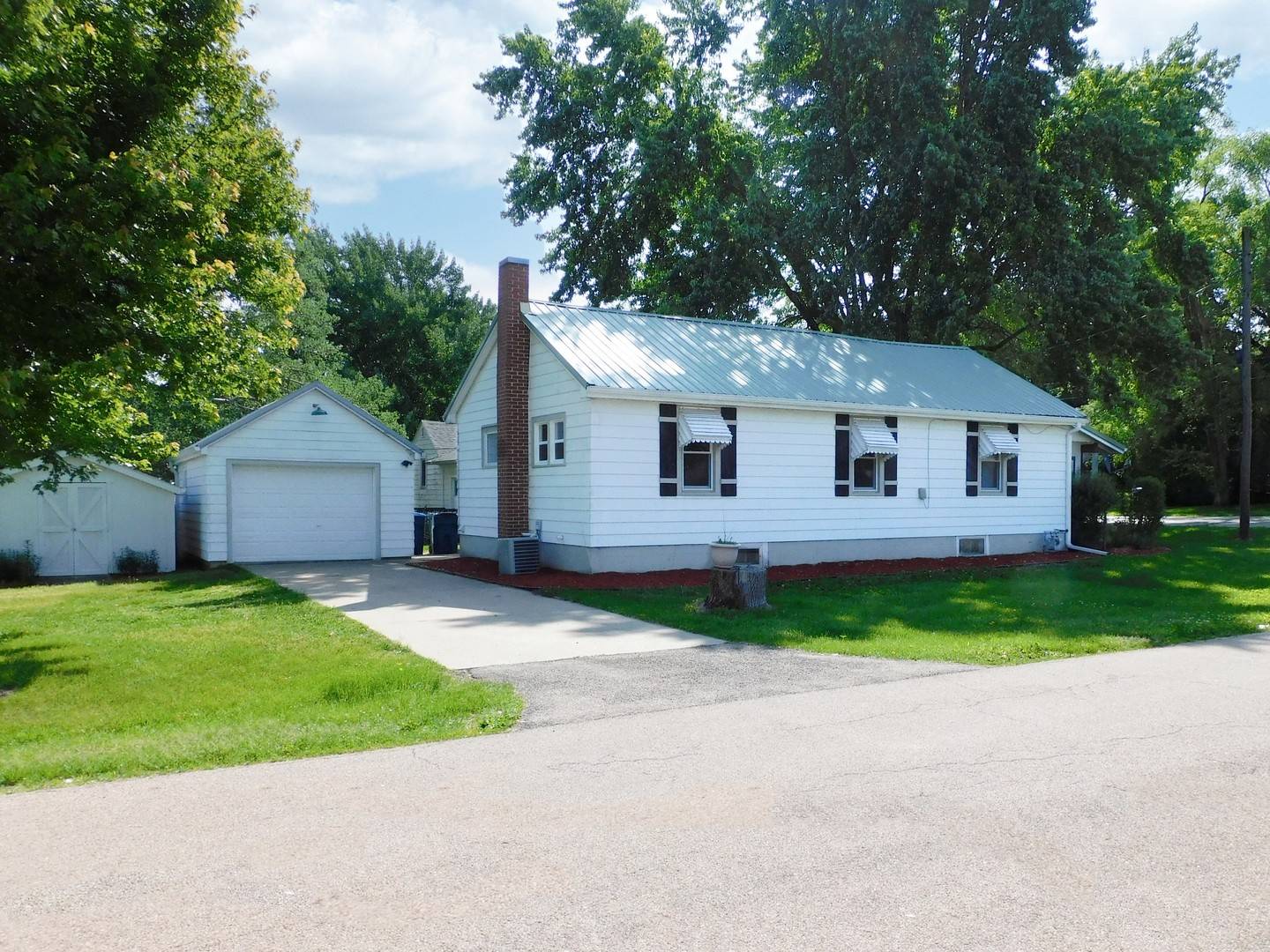 1823 W Fourth ST, Dixon, IL 61021