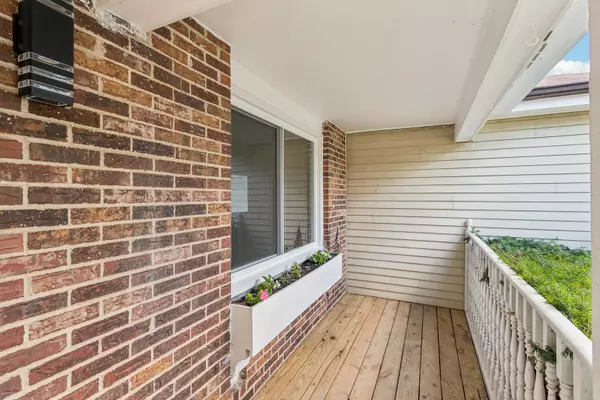 Wheeling, IL 60090,1516 Laguna CT