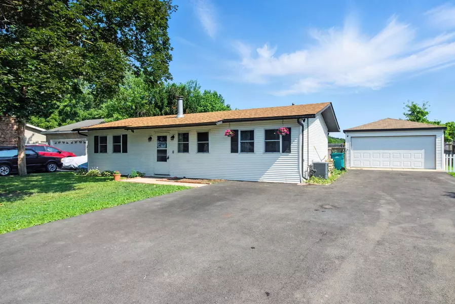 34W928 N James DR, St. Charles, IL 60174