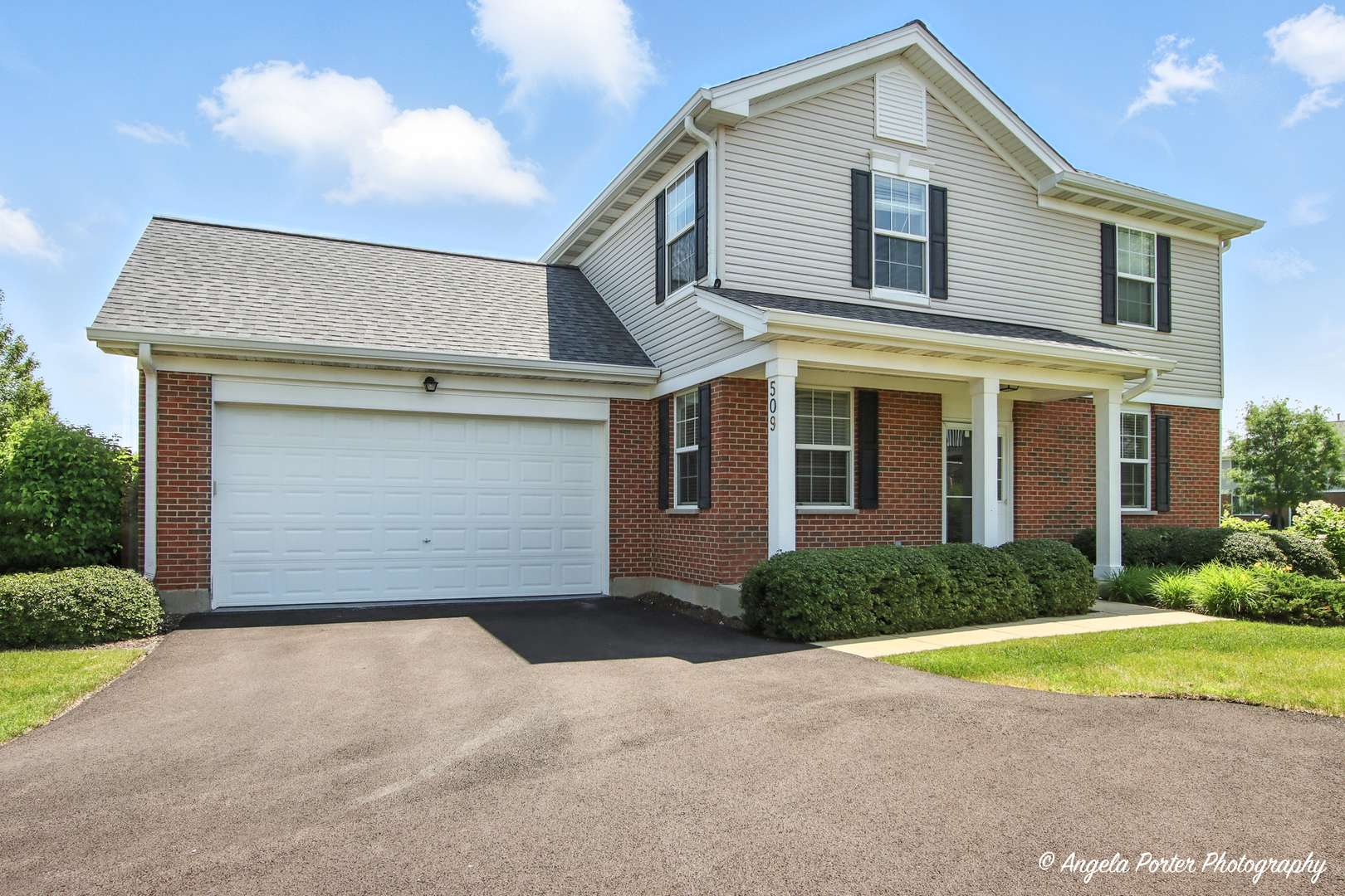 509 Legend LN, Mchenry, IL 60050