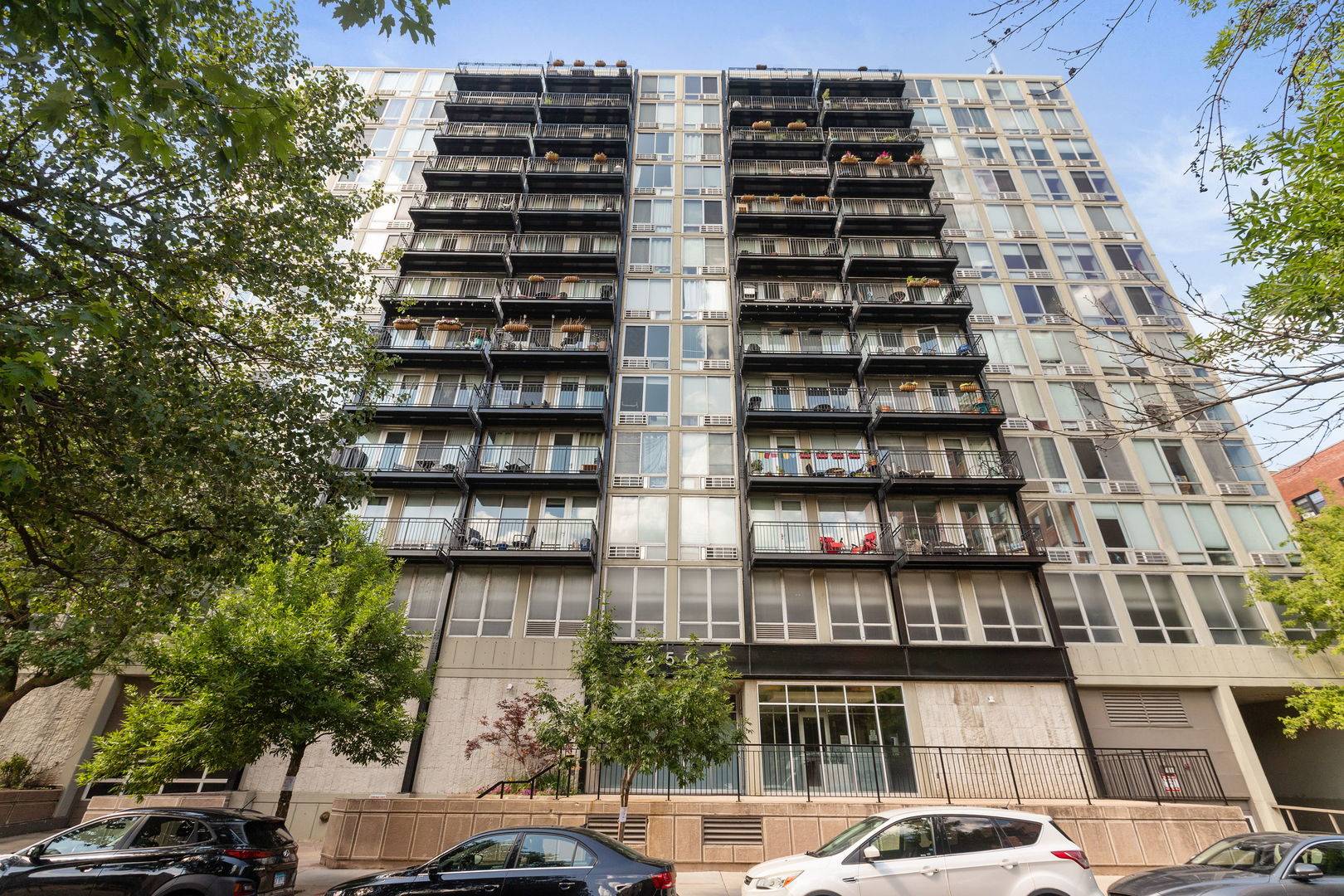 Chicago, IL 60657,450 W Briar PL #13C