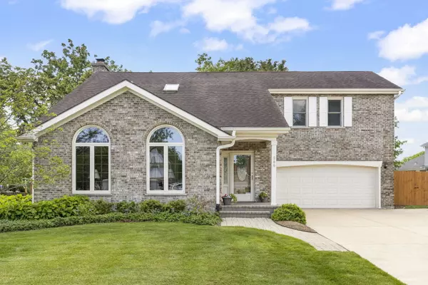2S566 Thaddeus CIR, Glen Ellyn, IL 60137