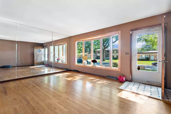 Mount Prospect, IL 60056,1416 S Chestnut DR