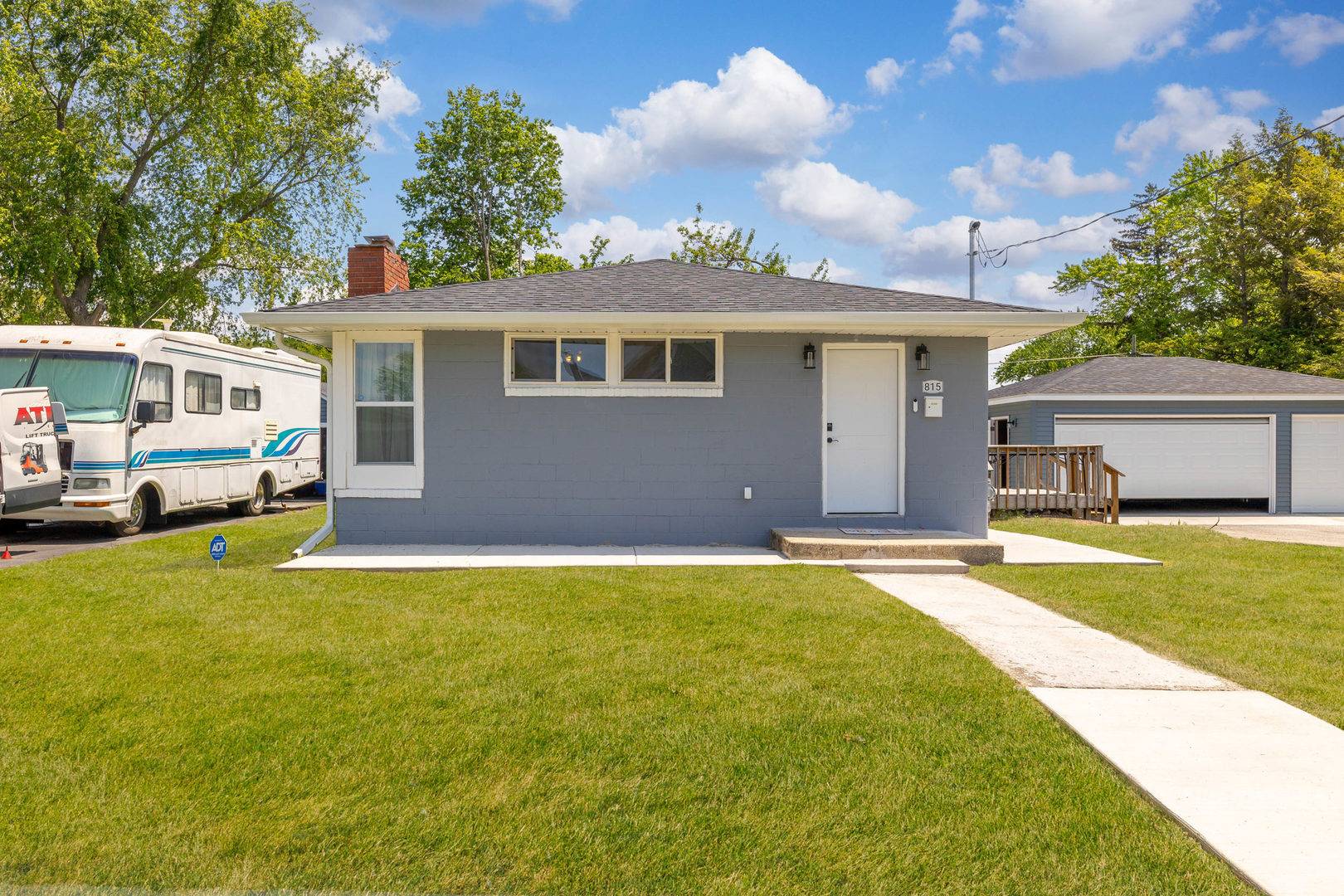 Aurora, IL 60506,815 Gillette AVE
