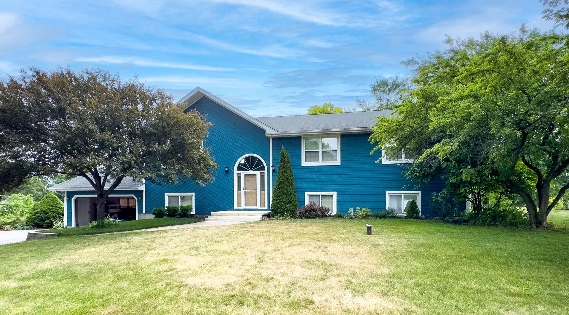 14N551 Bonnie LN, Elgin, IL 60124