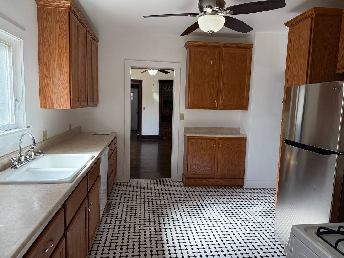 Waukegan, IL 60085,323 N West ST #B