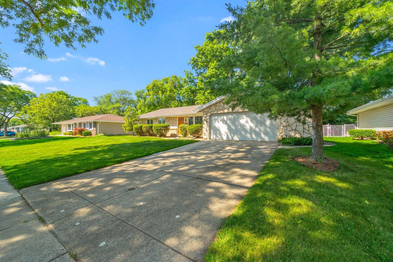 Schaumburg, IL 60193,808 S Cedarcrest DR