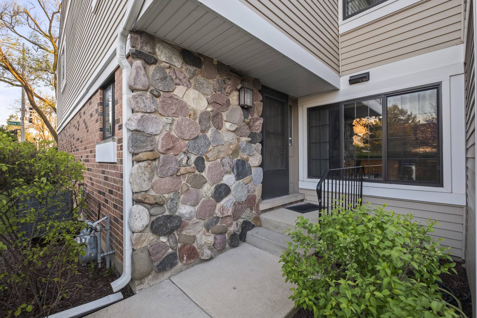 Northbrook, IL 60062,2566 ESSEX DR