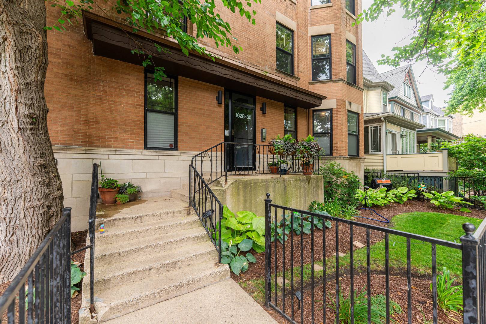 Chicago, IL 60640,1630 W SUNNYSIDE AVE #2W