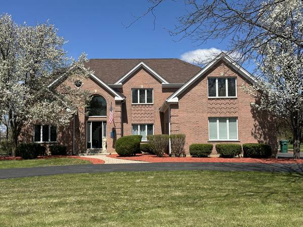 69 Falcon DR, Hawthorn Woods, IL 60047