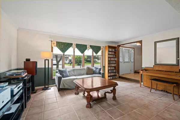 Wheeling, IL 60090,1054 Shady Tree LN