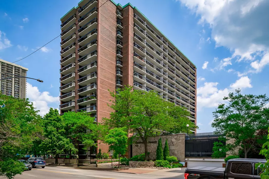 5901 N Sheridan RD #12D, Chicago, IL 60660