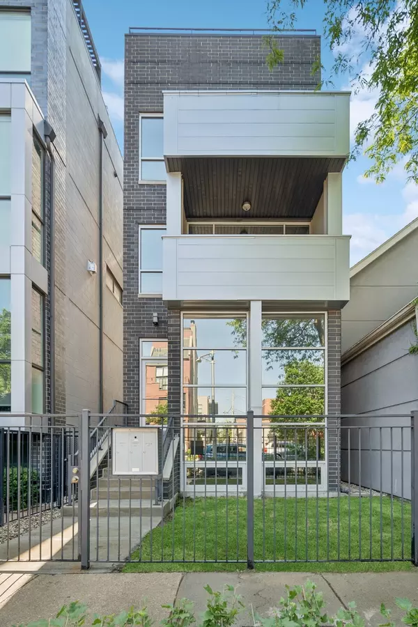 Chicago, IL 60622,948 N Honore ST #3
