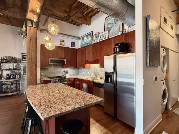 Chicago, IL 60661,770 W Gladys AVE #301
