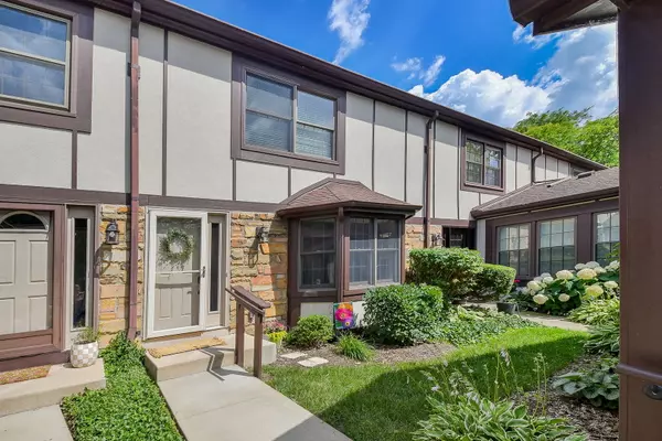74 White Oak CIR, St. Charles, IL 60174