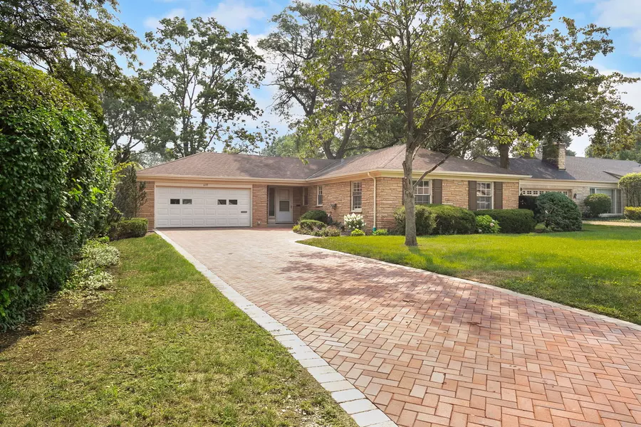 639 Surrey LN, Glenview, IL 60025