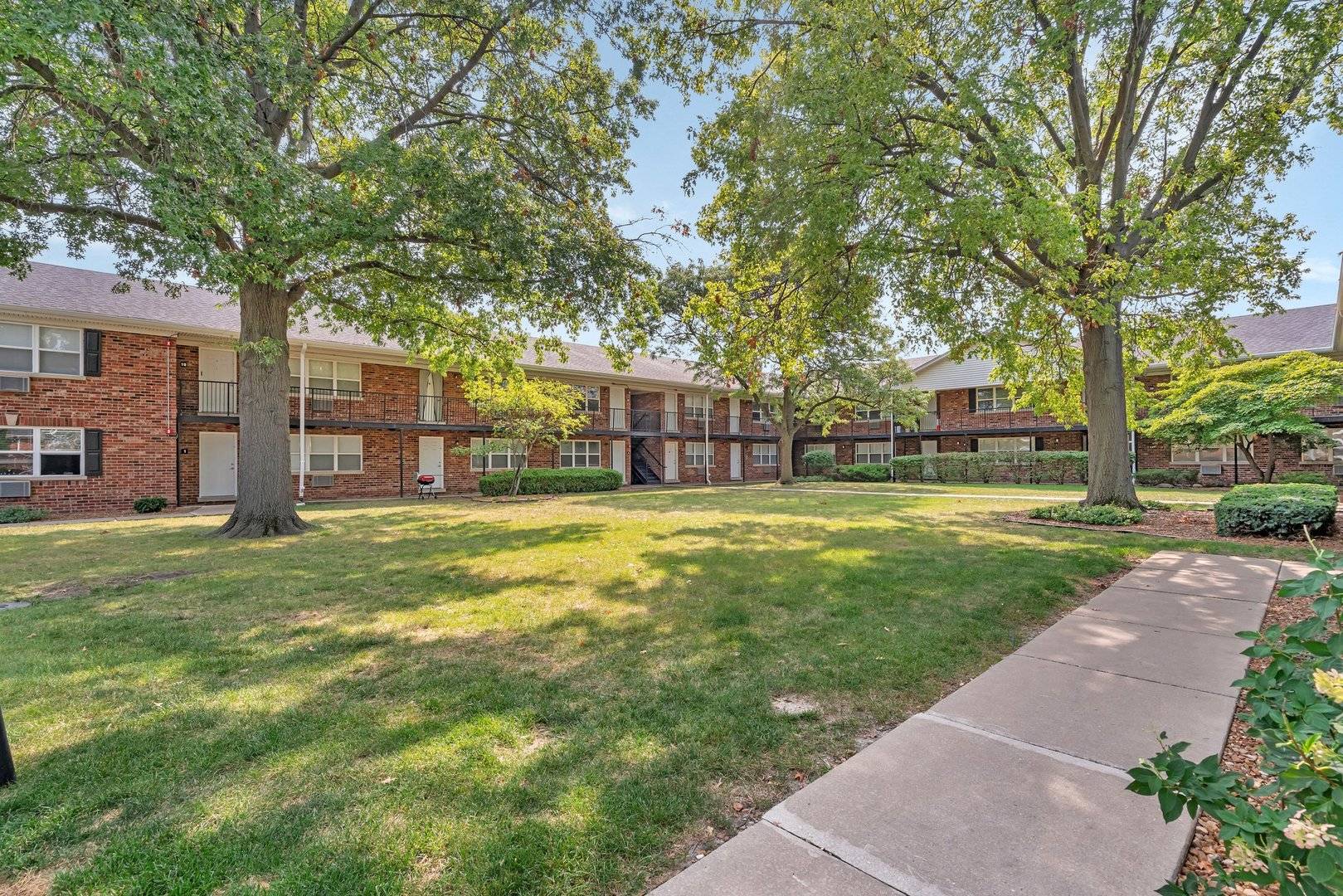 Glen Ellyn, IL 60137,15 Briar ST #35