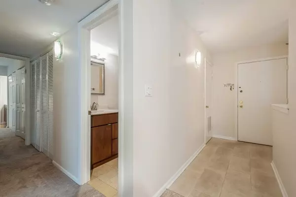 Evanston, IL 60201,1738 Chicago AVE #303
