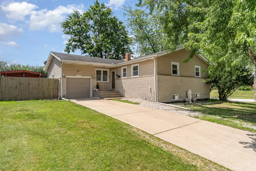 9049 Barberry LN, Hickory Hills, IL 60457