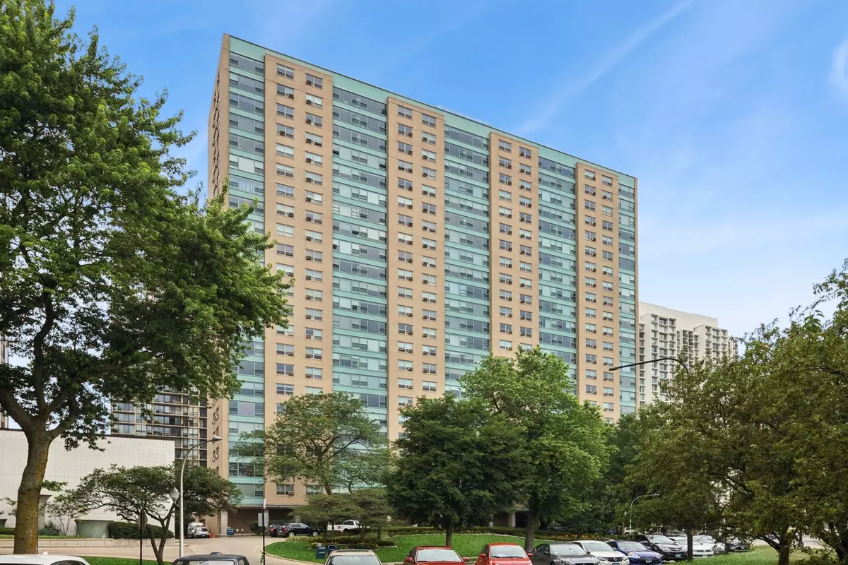 Chicago, IL 60657,3180 N Lake Shore DR #3B