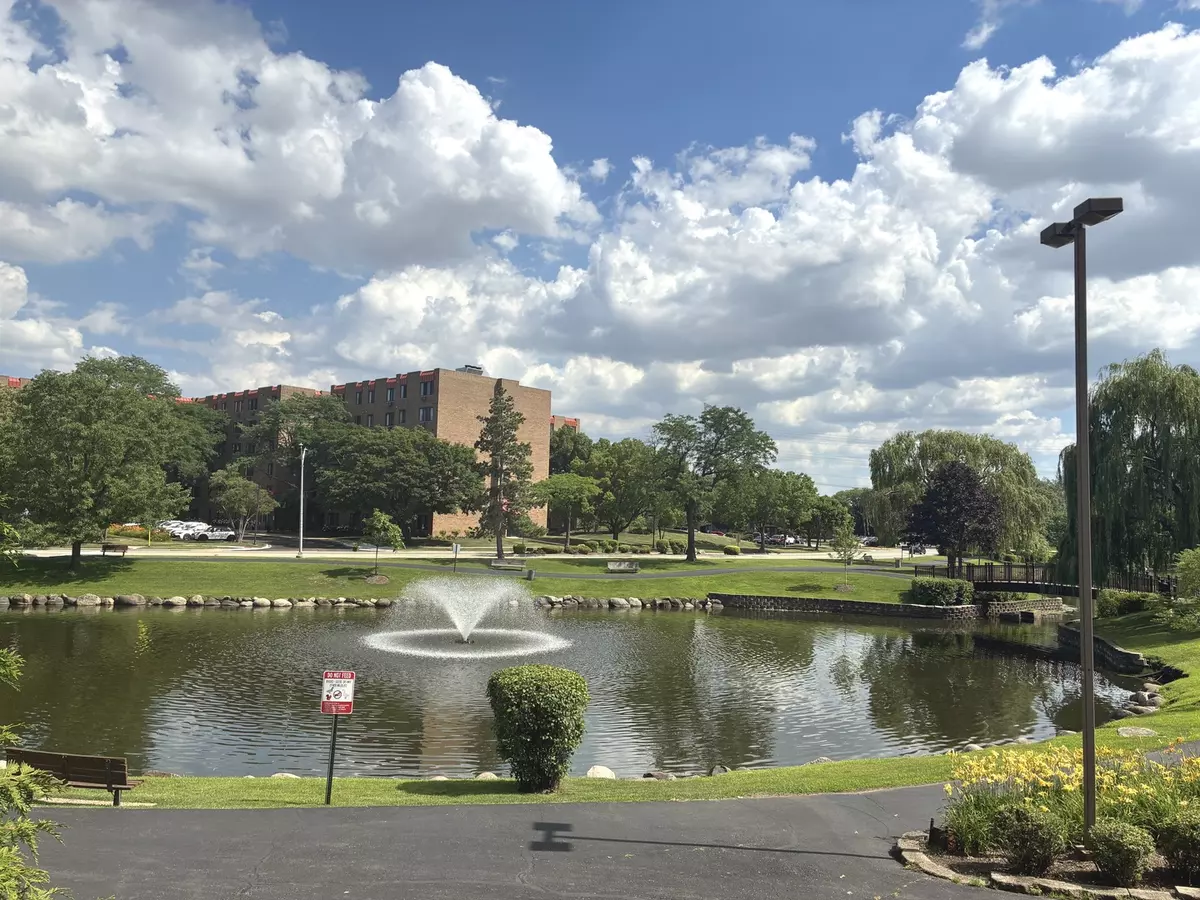 Mount Prospect, IL 60056,1103 S Hunt Club DR #125