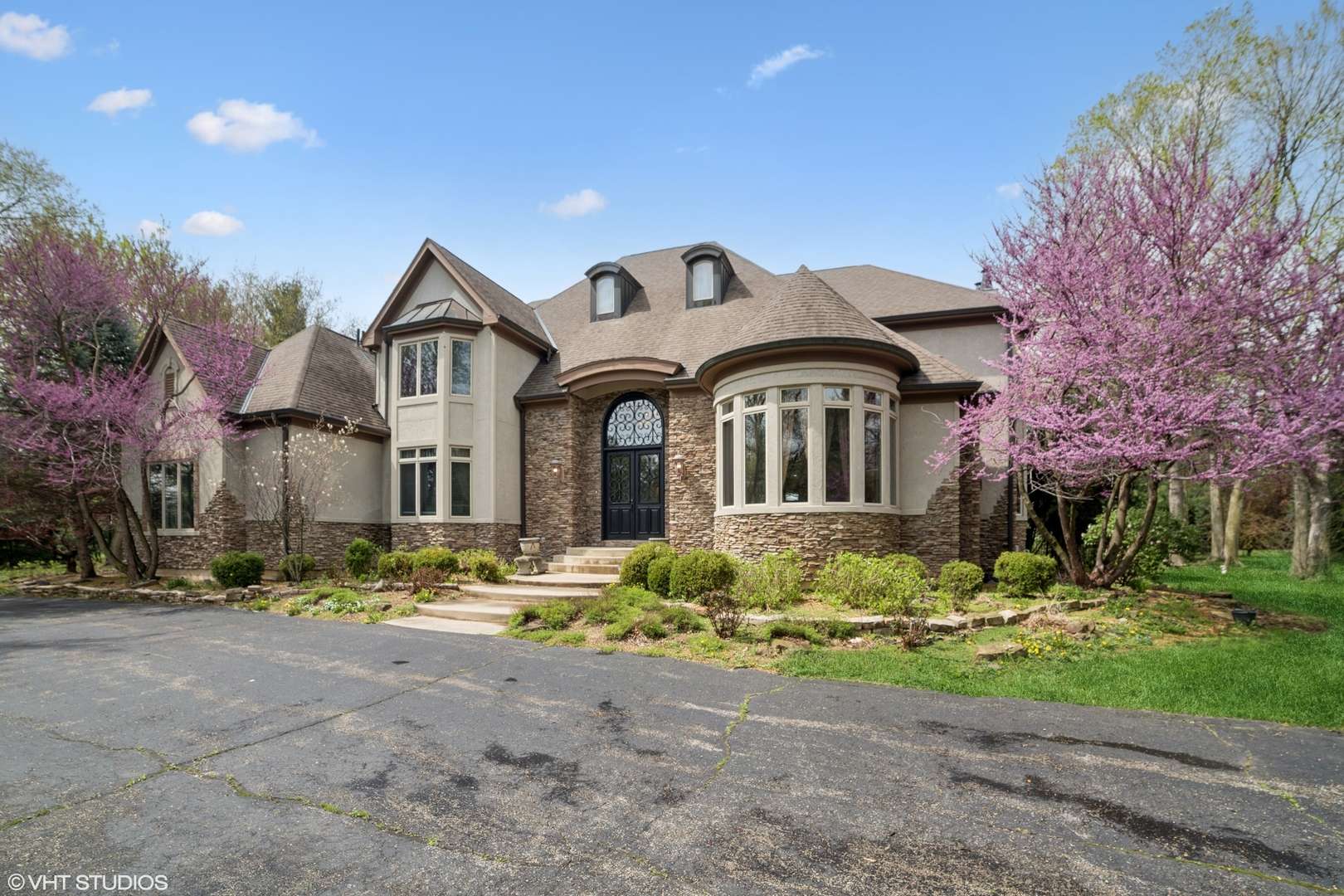 32W634 Oak Lawn Farm RD, Wayne, IL 60184