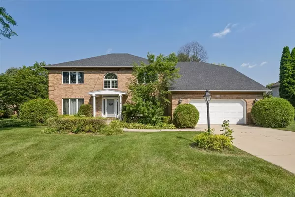 1055 Knollwood LN, West Chicago, IL 60185