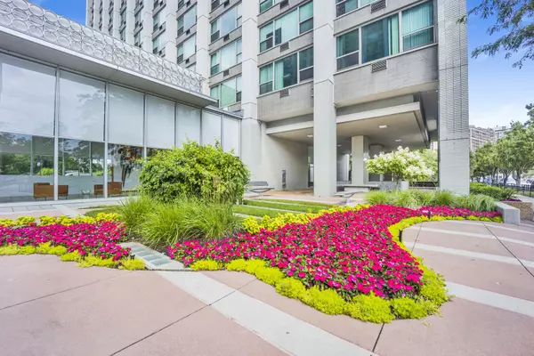 Chicago, IL 60613,3600 N Lake Shore Drive #1004