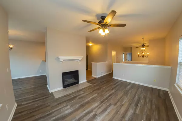 Rockford, IL 61102,2433 River Oaks LN #6