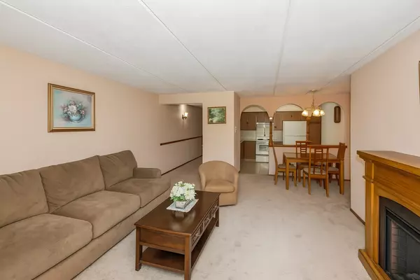 Chicago, IL 60630,4660 N Austin AVE #210