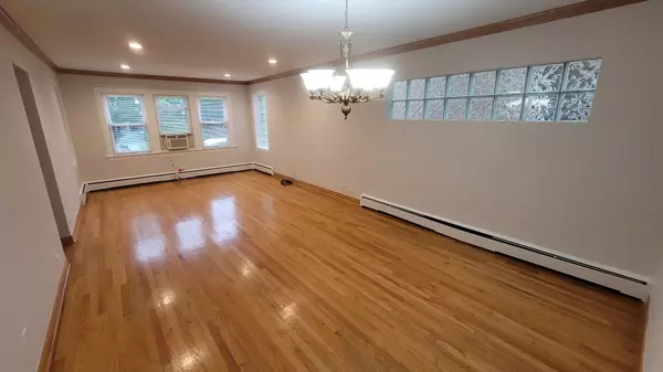 Chicago, IL 60630,5448 W Agatite AVE