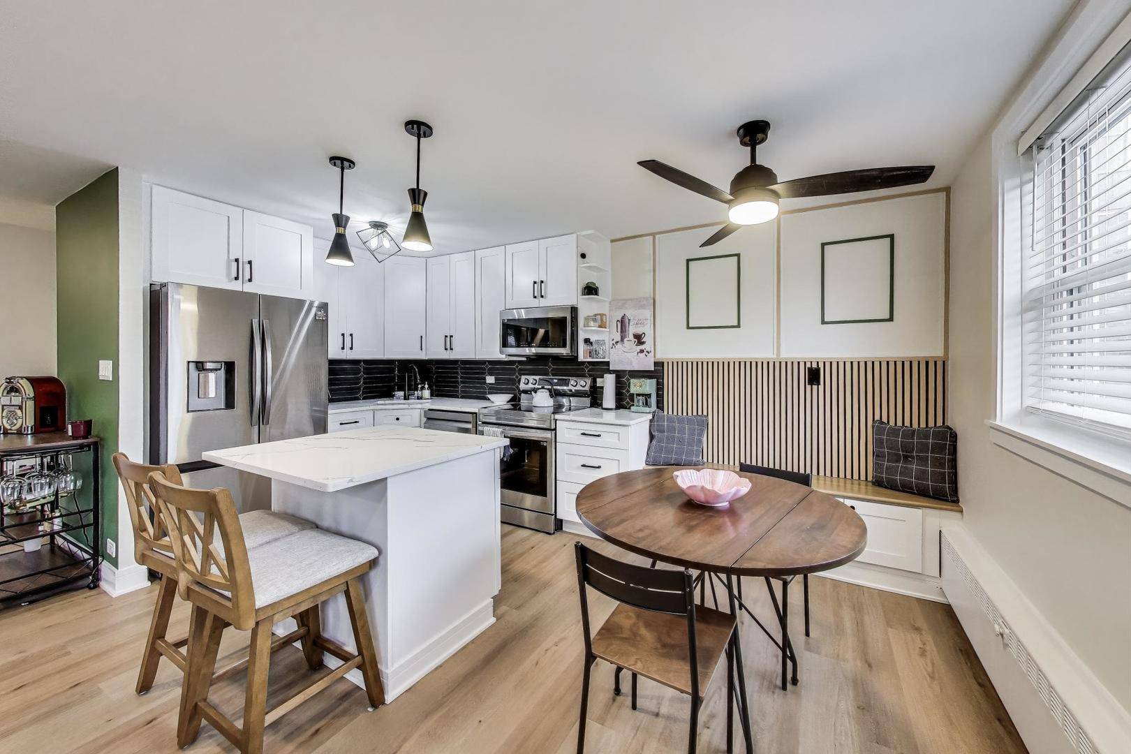 Park Ridge, IL 60068,1333 W Touhy AVE #102