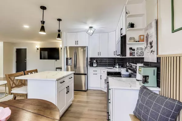 Park Ridge, IL 60068,1333 W Touhy AVE #102