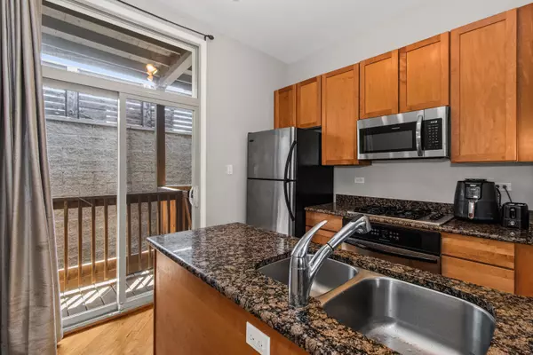 Chicago, IL 60622,921 N Campbell AVE #4N