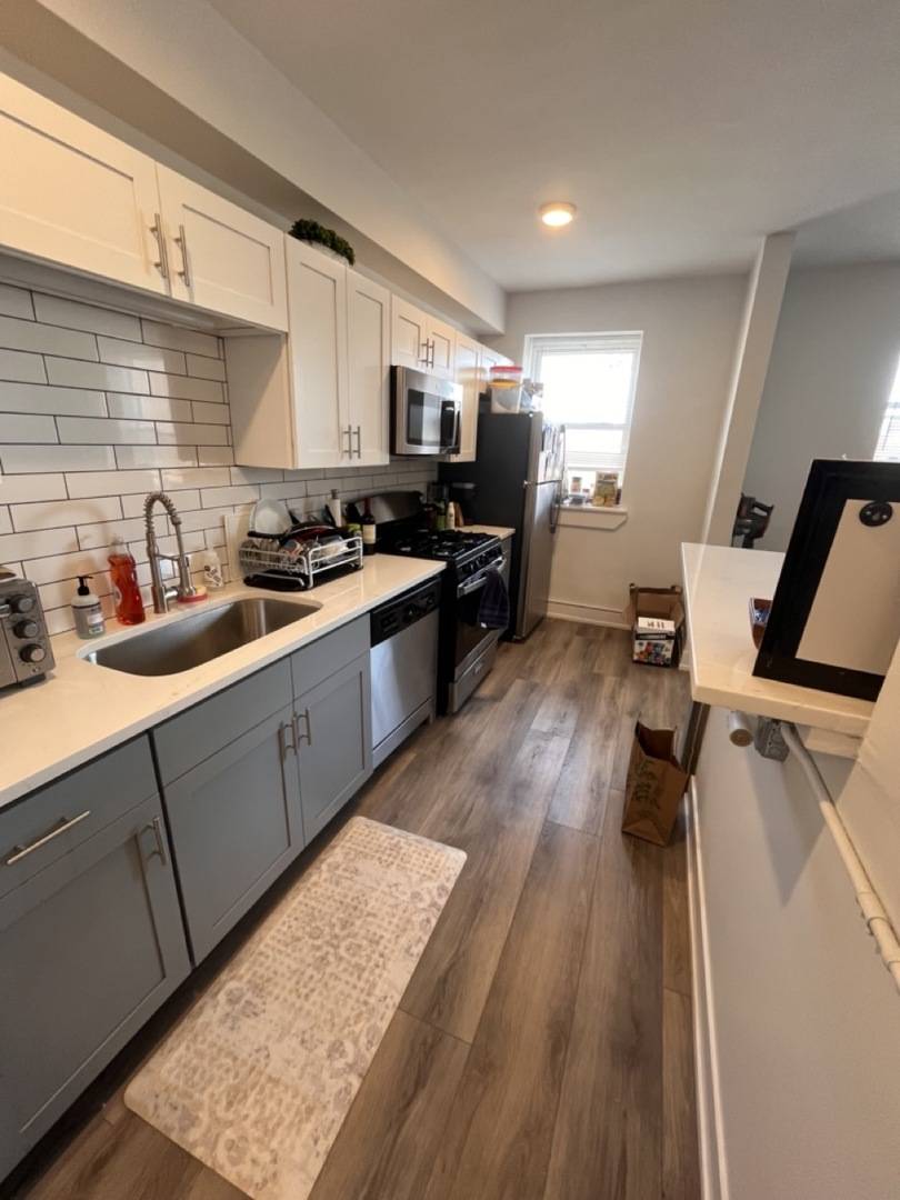 Chicago, IL 60660,5920 N Ridge AVE #302