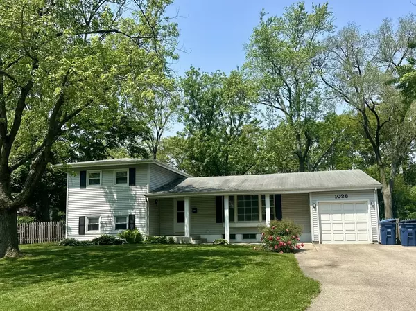 1028 Castlewood LN, Deerfield, IL 60015