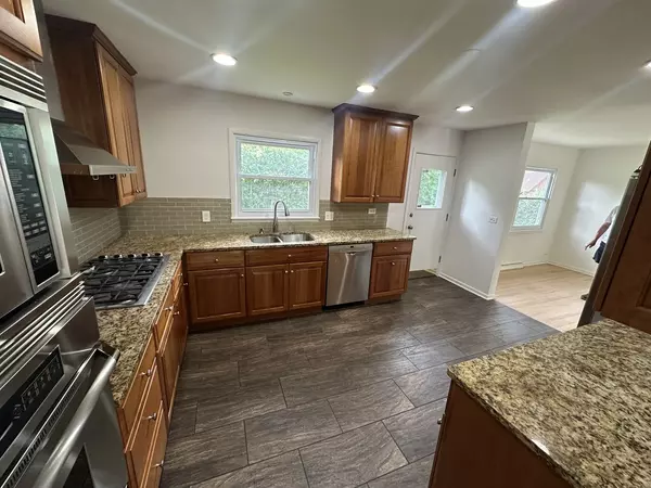 Deerfield, IL 60015,1028 Castlewood LN
