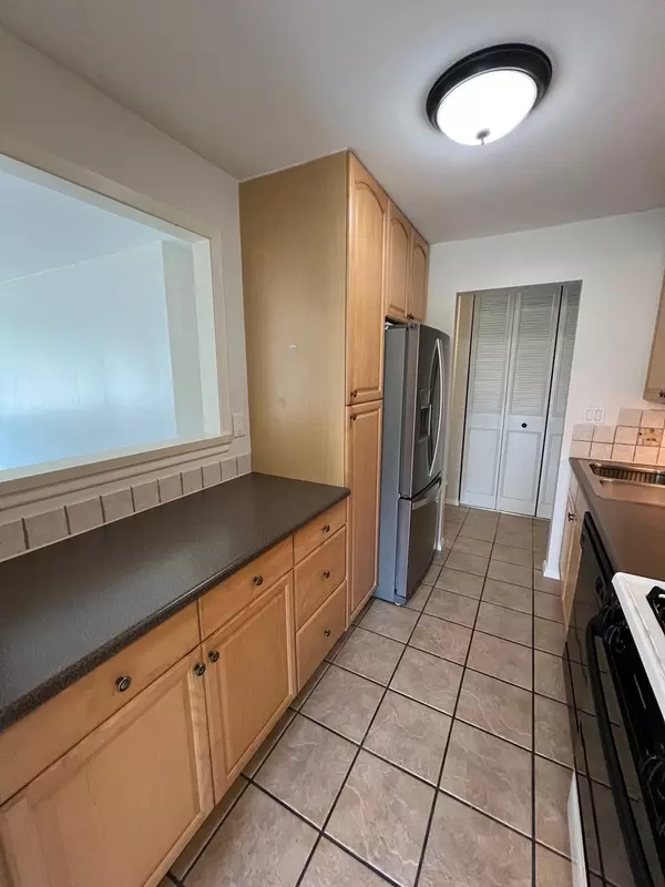 Arlington Heights, IL 60005,1106 S New Wilke RD #209