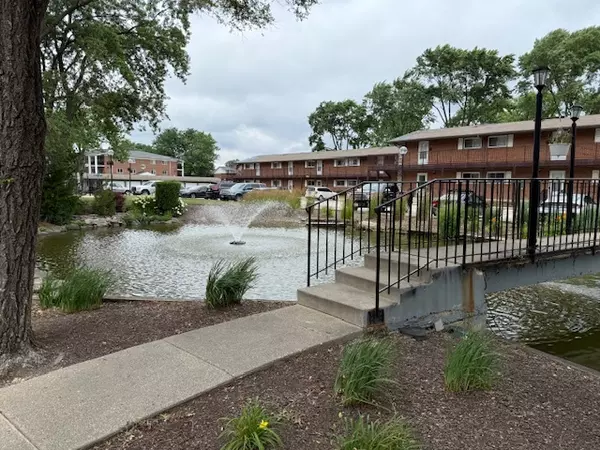 Mount Prospect, IL 60056,1810 W Hatherleigh CT #2B