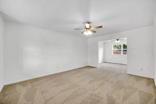 Lindenhurst, IL 60046,643 N Bridgeport TER